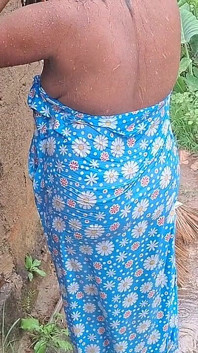 Ibu tiri yang hot mandi di luar ruangan