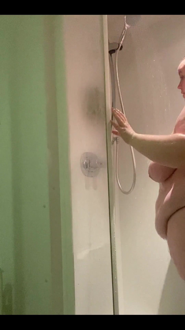 Getting Shower (Ivy gold)