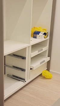 Técnico de informática nerd adora os pés de Kiffa debaixo da mesa