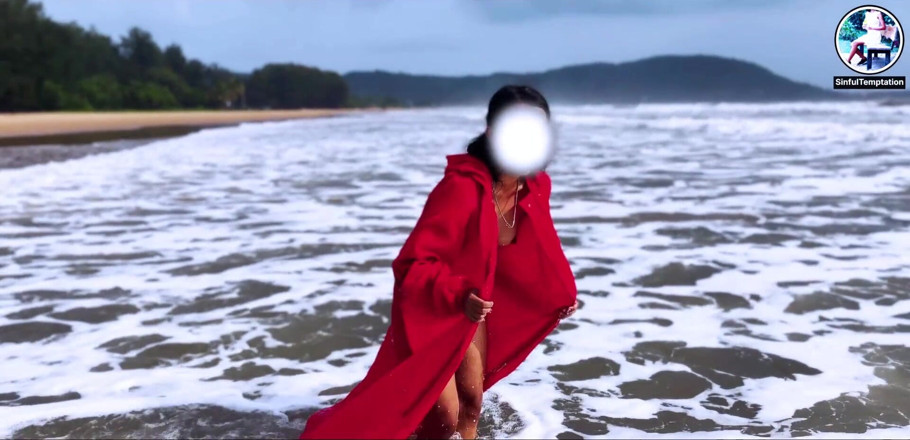 Ziya: Si masturba e squirta in spiaggia pubblica