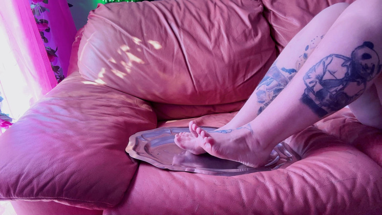 Kisicaxx: Taquine-toi avec mes jambes et mes pieds et fait du...