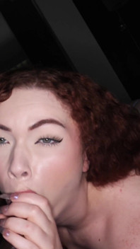 Kurvig rödhårig Brina Scarlett möter Freakyt