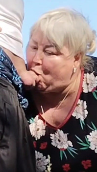 Ben işerken kayınvalidem sikimi tutuyor ve sonra herkesin içinde emiyor