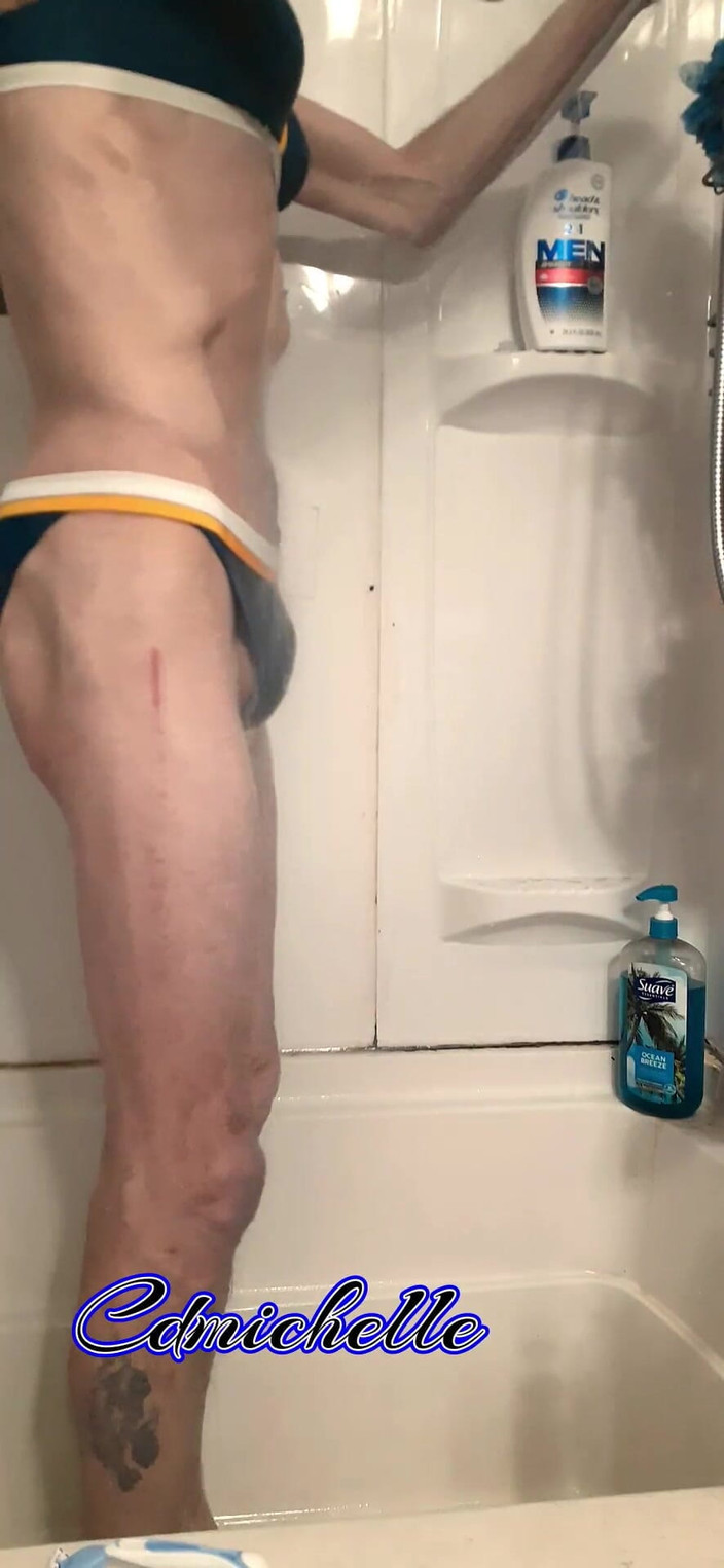 Crossdressers Cd Michelle wearing sexy lingerie: Кроссдрессер Cdmichell у синьому купальнику з двома частинами