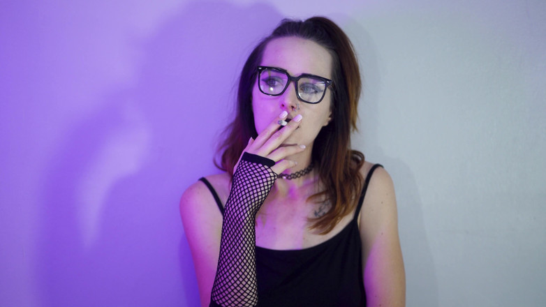 Alicia Robertz: Goth dívka kouří v síťovaných punčochách