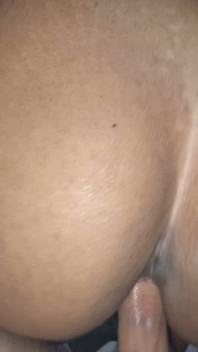 Szybki seks z żoną na czworakach, wypełniając jej cipkę spermą, aż zaczyna kapać
