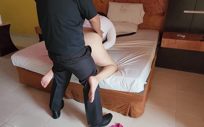 Pleyade07: Läcker undergiven slampa får sin röv sträckt genom grov sex