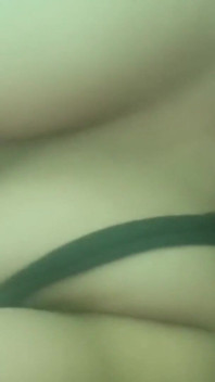 Sexy filipina milf brincando com seus peitos bonitos