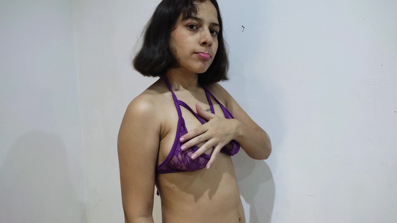 SugarPose: 拉丁少女穿着内衣摆姿势并摇晃她的屁股