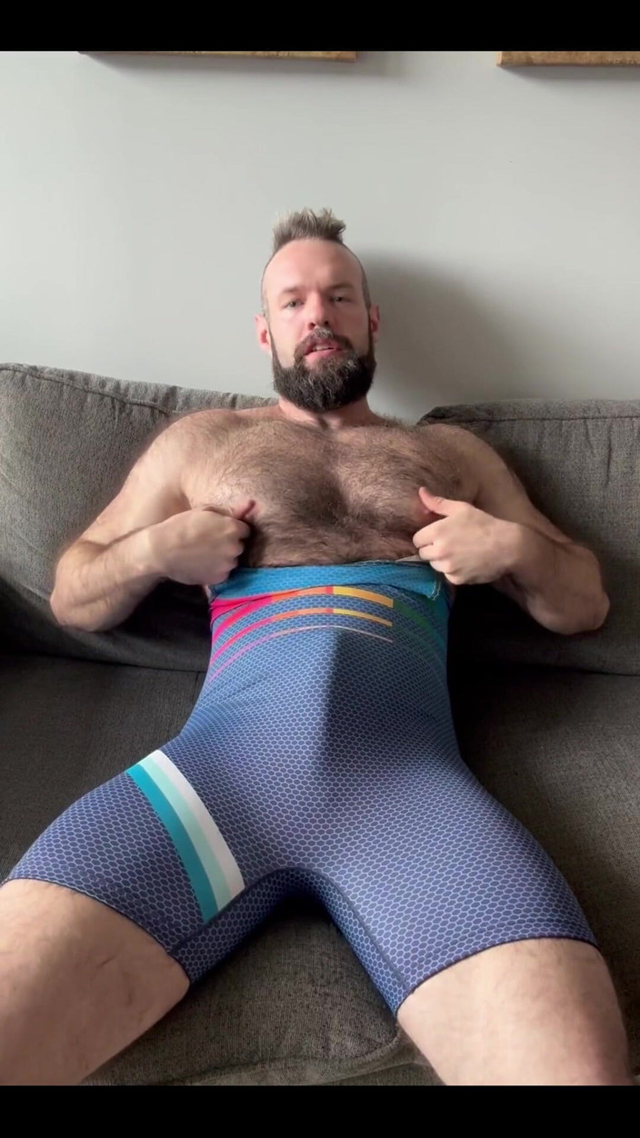 BeefyCanuck: วันเสาร์โสด: ปิดสายรัด, กลีบหีออก, น้ําแตกเหงื่อ