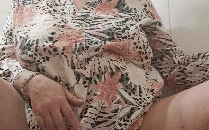 Mommy big hairy pussy: Stepmother Tastes the Fingers Stuck in Her Pussy
