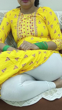 Wanita desi India di sofa menunjukkan buah dadanya