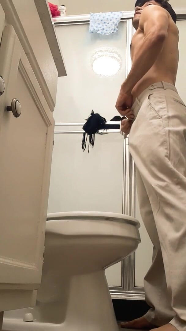Borilasu: Borila Pissing and shows his ass