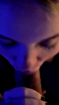 Meerdere orgasmes slaan een dildo op de spiegel en masturberen met een vibratorctoris