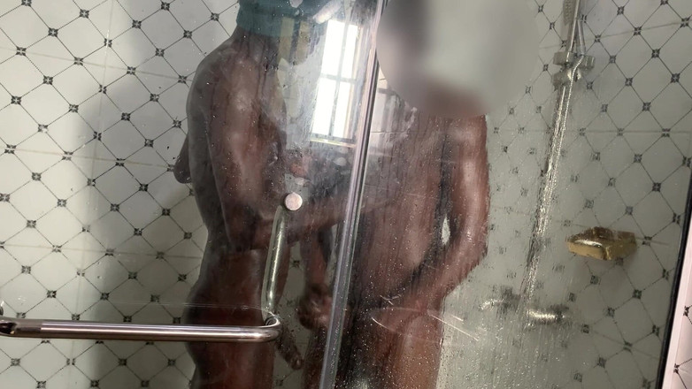 Dickass3x: 我的乌木粘液健美男人在浴室里被狠狠地抽插菊花