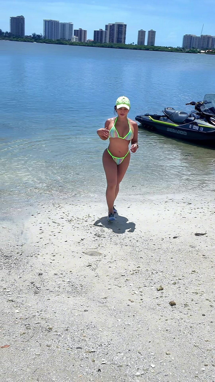 BrandySalazar: 在海滩上吮吸和操我喷气式飞机教练的鸡巴