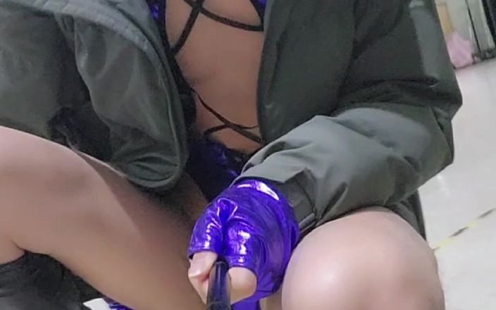 NotAFuta: Kitana Exhibicionista v semi-opuštěném obchodě