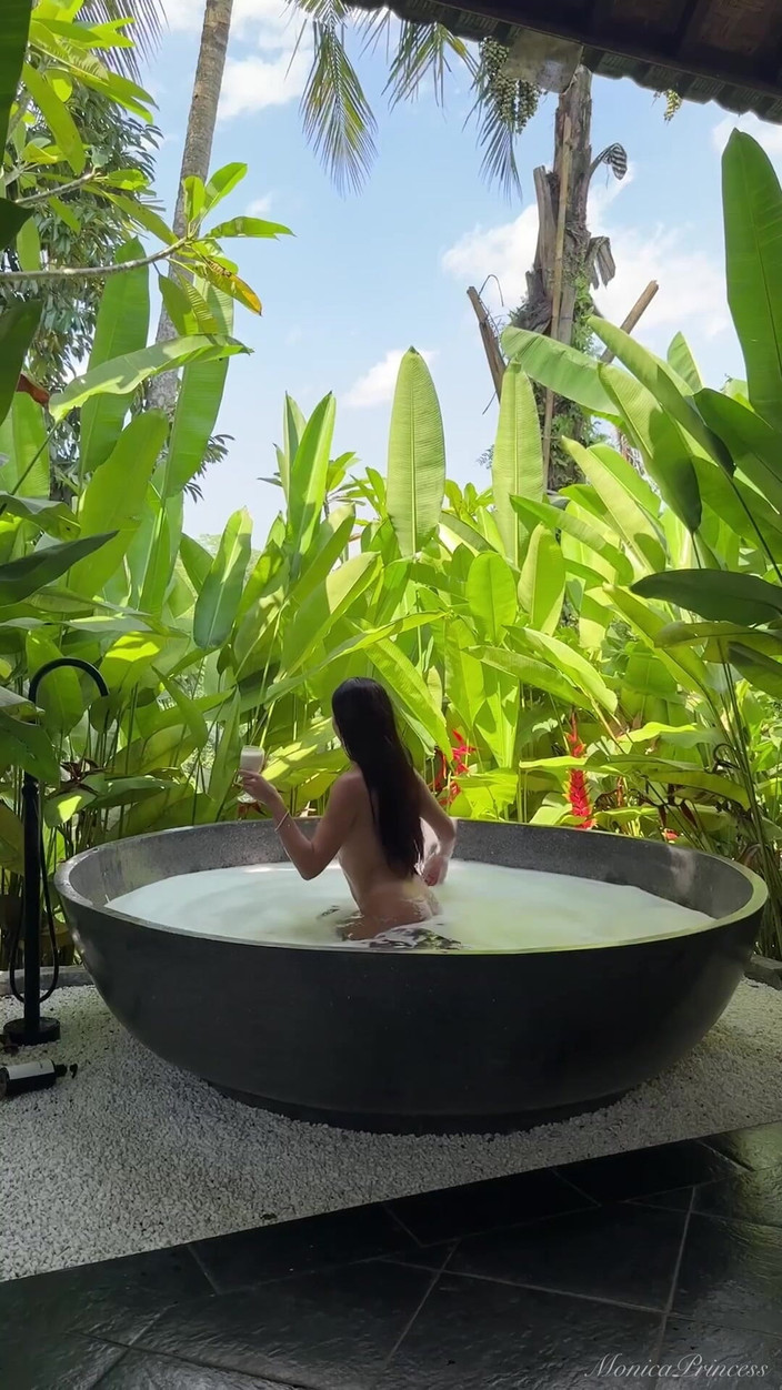 Princess Monica: Word naakt wild met mij in een stomend jungle-bad