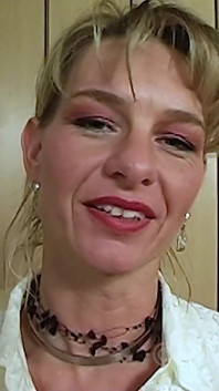 Une MILF blonde noble se masturbe en lingerie en dentelle