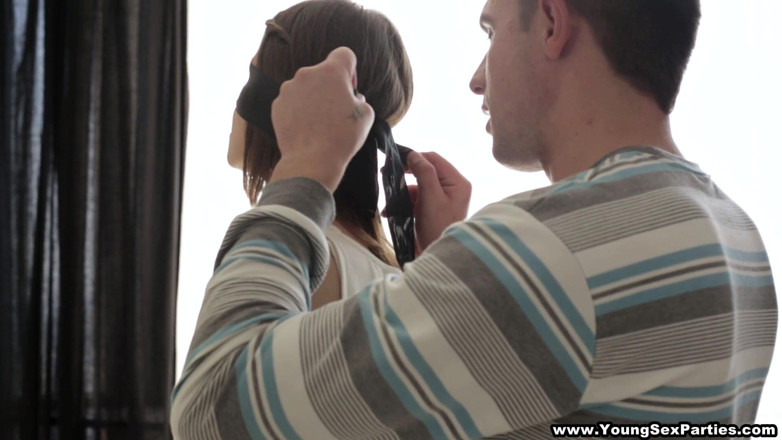 Young Sex Parties: Überraschungs-dreier mit verbundenen augen