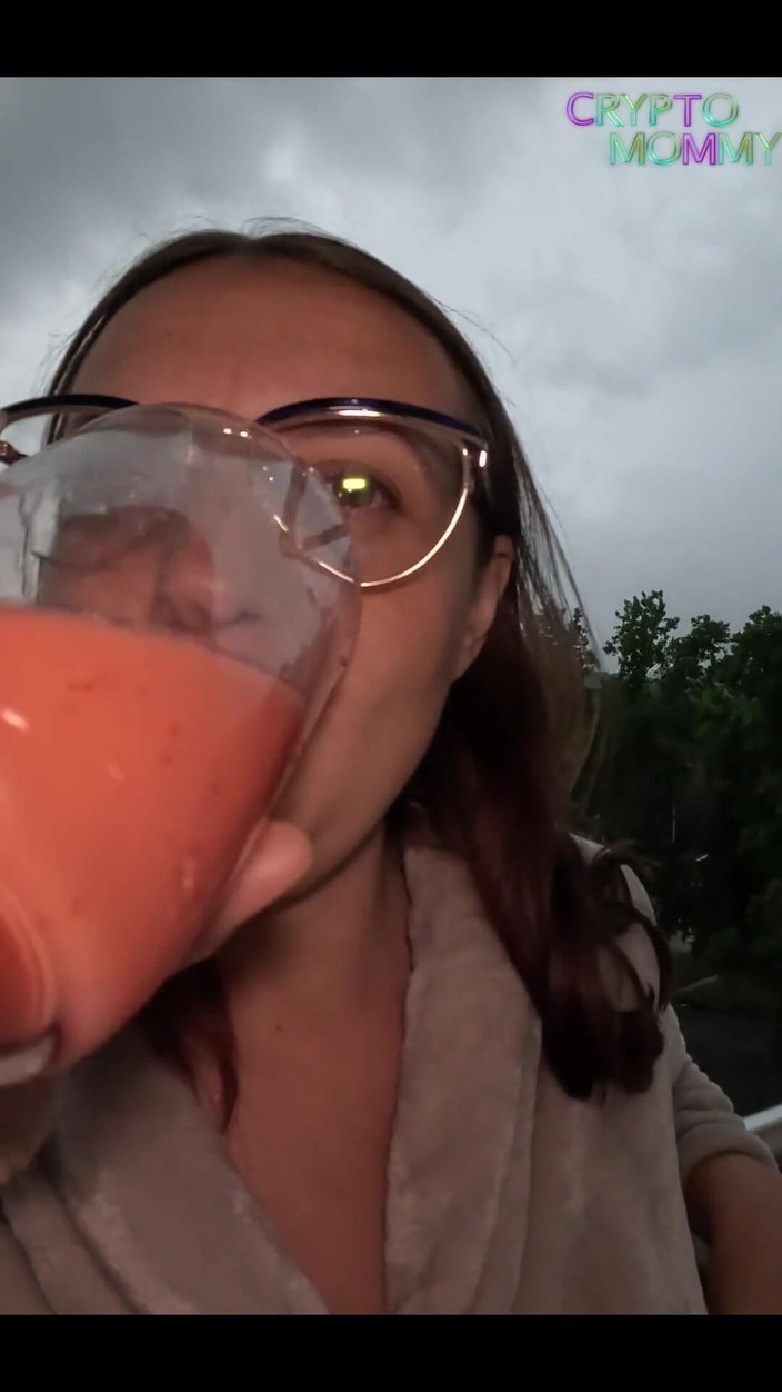 Crypto Mommy: Luangkan setiap hari dengan pelacur siber!
