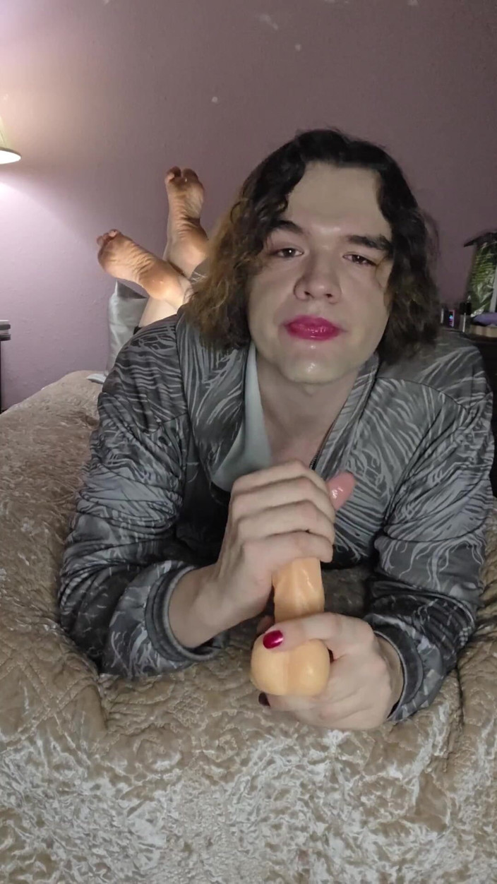 Miss Dimples: Nicht-binary Femboy Macht Kehlentraining, Während Er "the Pose" Macht