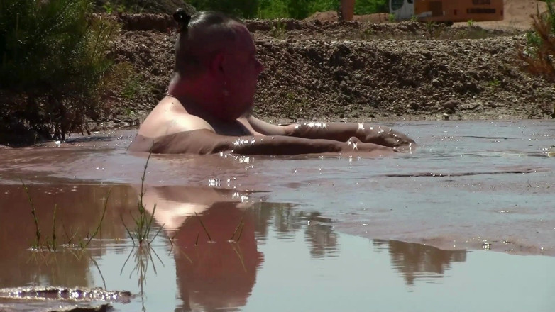 Muddy chubby: Kąpiel w piasku z głębokim, kremowym, brązowym błotem.