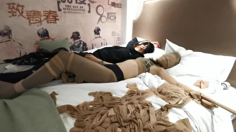 OrangeXXOO: Der körper in strümpfen gewickelt