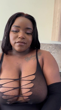 Tetona negra hermanastra quería té pero en cambio, ella recibió un chorreo de leche