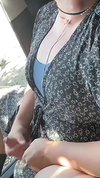 Vidéo complète - une trans caresse une grosse bite au bord d’une route animée
