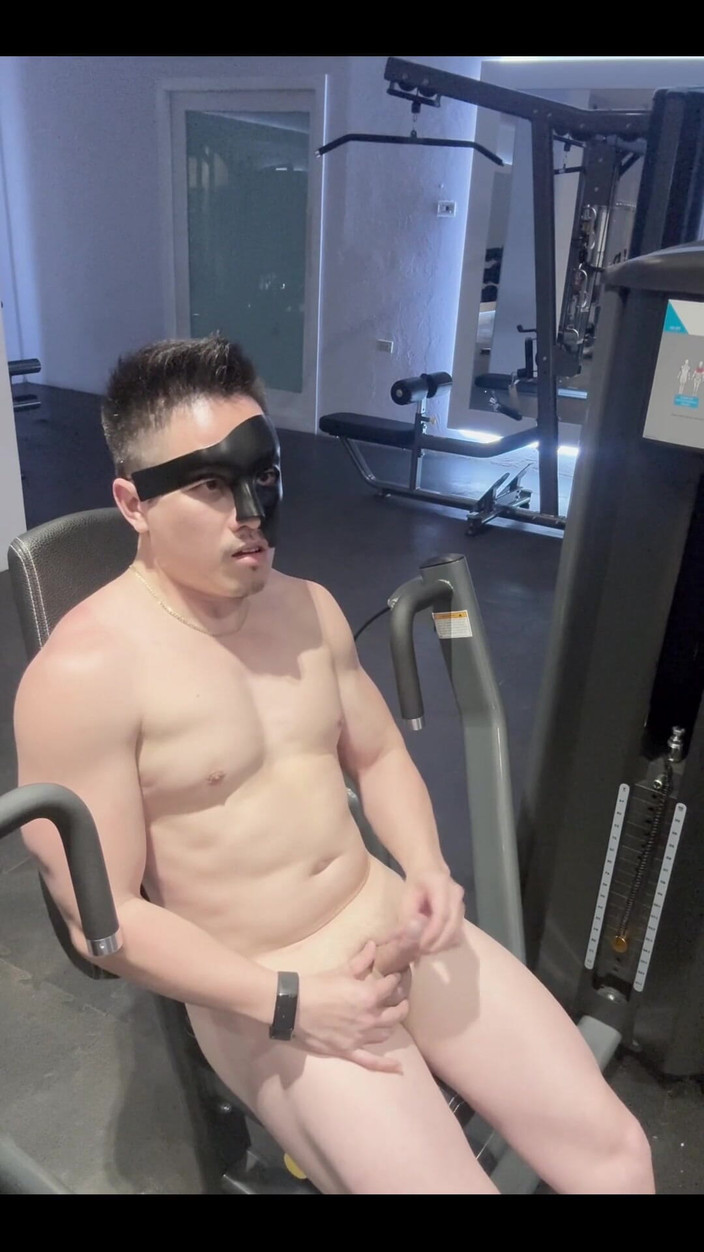 barenakedboy: Chest Press