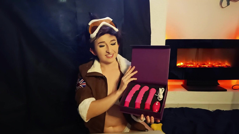 Kndy Kmille: Yndige Cammy Har Forblffende orgasmer i sin vibrerende stol (косплей tracer)