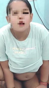 새 하녀를 처음으로 따먹고 보지에 사정