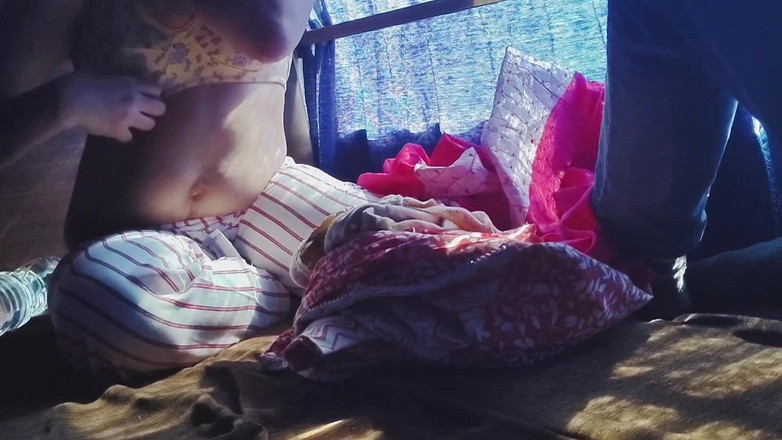 Khushboobhabi: Дівчина переодягається в автобусі, що працює