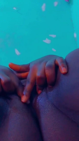 Blackpussi: Masturbating
