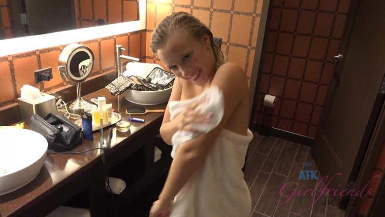 ATK Fans (Girlfriends): Vacances virtuelles à Las Vegas avec Bailey Brooke 2/3