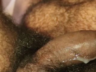Josehairycum: Harige man morst sperma op zijn been