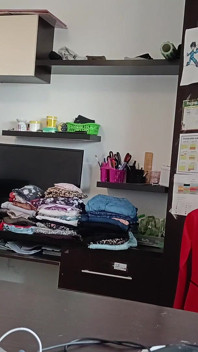 La Moglie Amatoriale Si Diverte a Provare I Vestiti E Tagliarli.