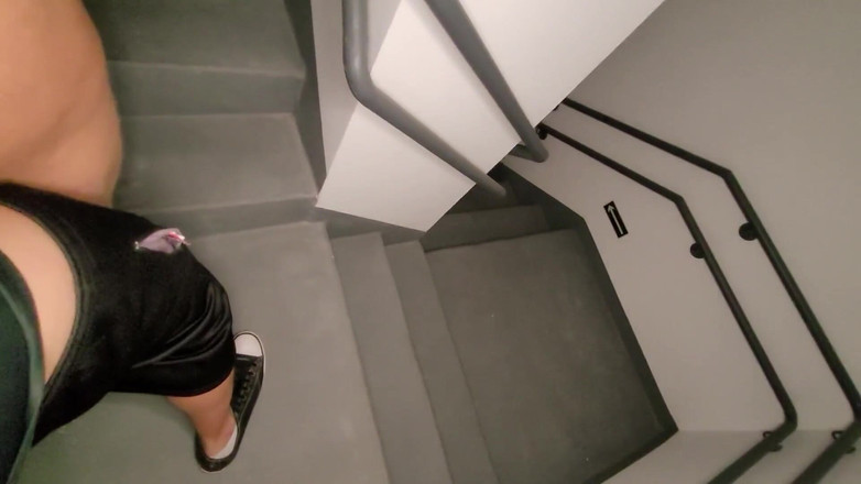 Cleo Cadillac: ジムの階段であのホットで大きなお尻とセックスした