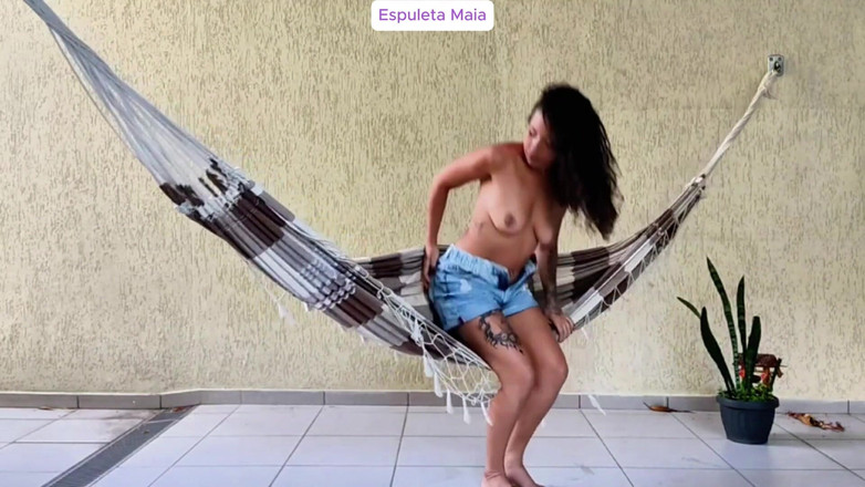 Espuleta: Sexy brunetka se předvádí na dvorku a masturbuje v houpací...