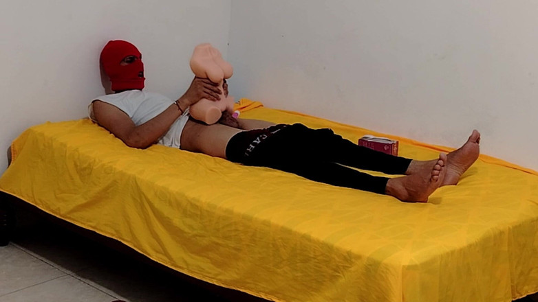 Goky: Boneka disetubuhi oleh pria lajang setelah berhari-hari tanpa seks