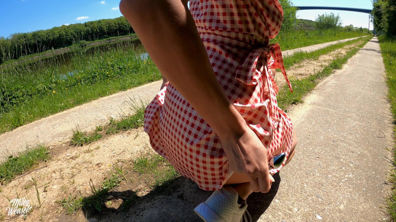 Miley Weasel: Nadržená blondýnka s kolíkem v zadku to dostane na kanál !!