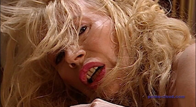 Porno Cloud: Reife blondine fickt butler