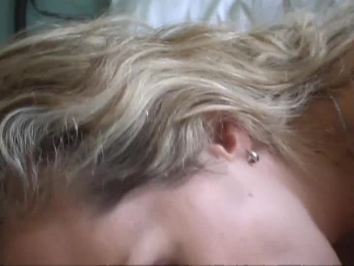 MILF stars: Blonde milf neukt thuis met haar man