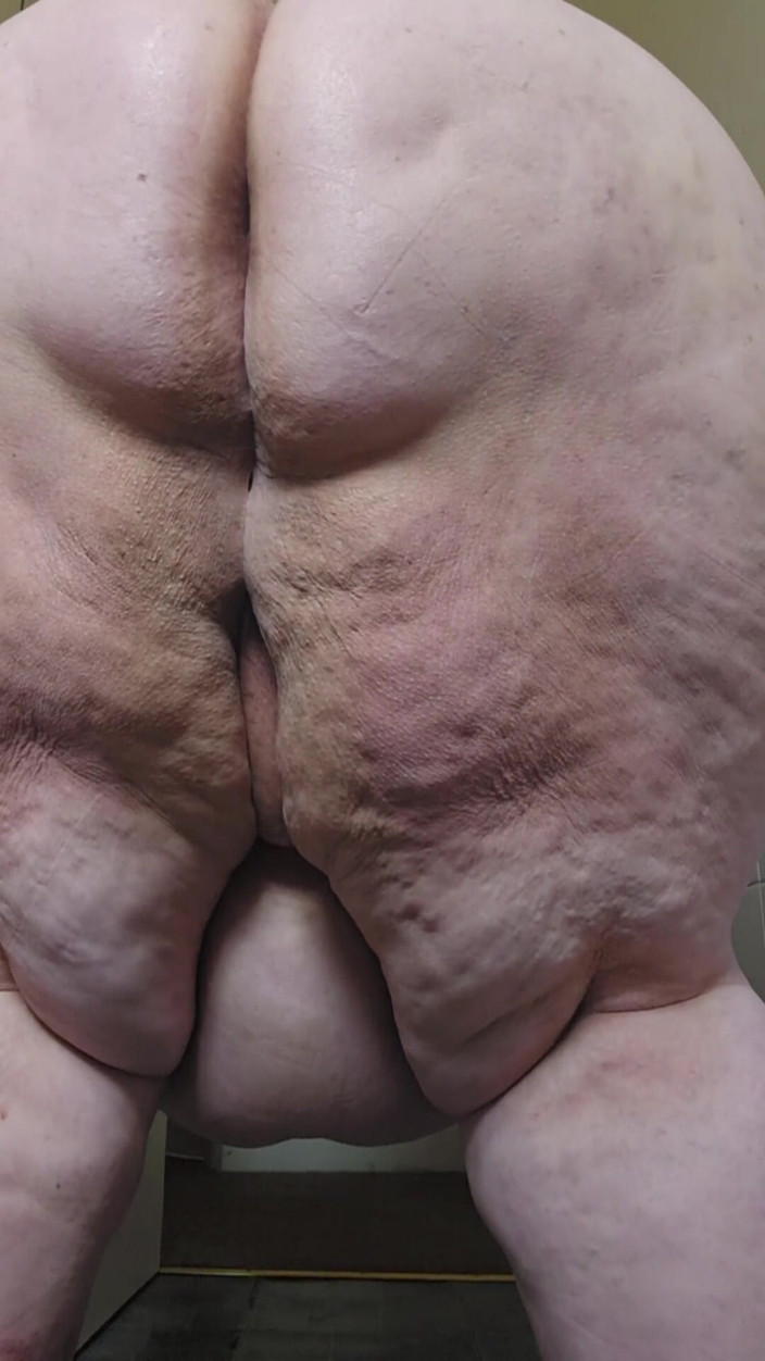 SSBBWLadyBrads: Culona gigante caminando hacia ti