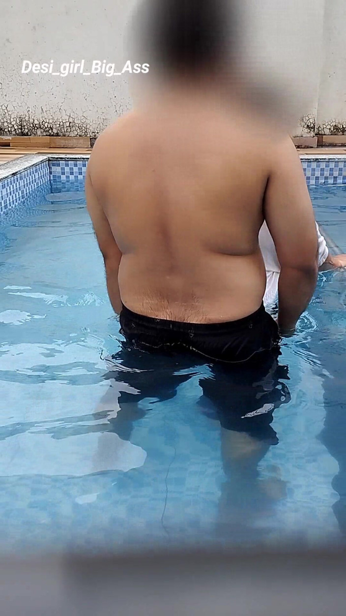 Nadiya: Der Riskante Spaß Eines Heißen Paares Im Schwimmbad.