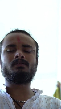 Tantrik heeft de dorpsvrouw misleid en neukt haar met een grote lul! Reality seks