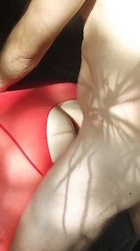 Sexo privado com meias de rede vermelhas, roupa sexy e pose sedutora