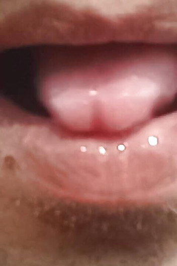 Gangbang straight: Memberikan ibu jari dan bukannya zakar di dalam mulut pelacur...