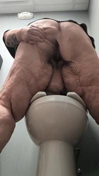 Šukání tlusté děvky na záchodě udeřilo do splachovače Je to gusher